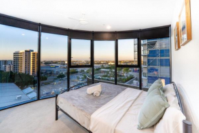 Central 2BR-2BA Resort-Style Retreat In Hamilton, Brisbane